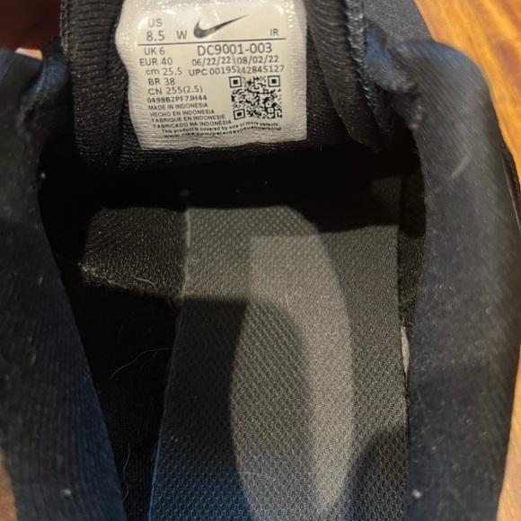 Black Nike tanjun sneakers. Excellent condition. - Picture 3 of 3